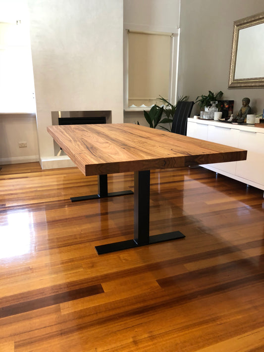 Que Table 3 - with Tee-Iron Base