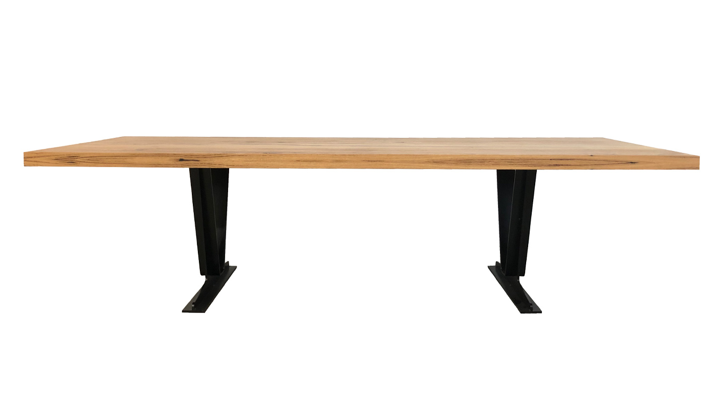 Que Table 7 - with V-Iron Leg